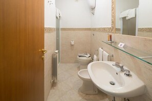 Shower, hair dryer, towels - Room 'Camera Standard Doppia' with Shared Garden, Wi-Fi and Air Conditioning (Bagni di Lucca)