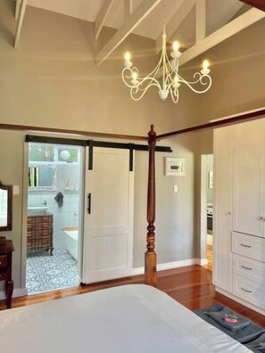 1 habitación, tabla de planchar con plancha, wifi y ropa de cama 
