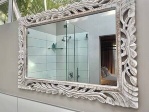 Secadora de cabello, toallas, jabón, papel de baño 