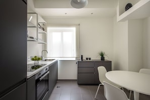 Appartamento, 2 camere da letto, vista città | Cucina privata | Frigorifero, forno, piano cottura, lavastoviglie