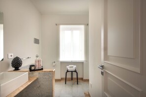 Bathroom - Ruggero City View apartment by Wonderful Italy (Palermo)