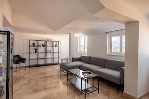 Appartamento, 2 camere da letto, vista città | Area soggiorno | TV 30 pollici con canali satellitari