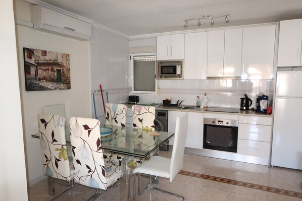 Fridge, microwave, oven, coffee/tea maker