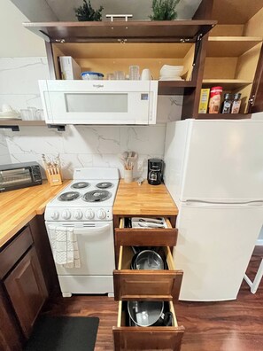 Réfrigérateur, micro-ondes, plaque de cuisson, cafetière/bouilloire