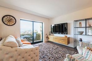 Family Apartment, Sea View | Living area