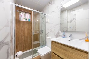 Bruser, hårtørrer, håndklæder