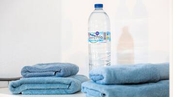 Douche, sĂšche-cheveux, serviettes fournies