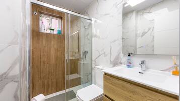 Een douche, een haardroger, handdoeken