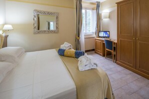 1 bedroom, WiFi, bed sheets - Room 'Tripla' with Shared Garden, Wi-Fi and Air Conditioning (Bagni di Lucca)