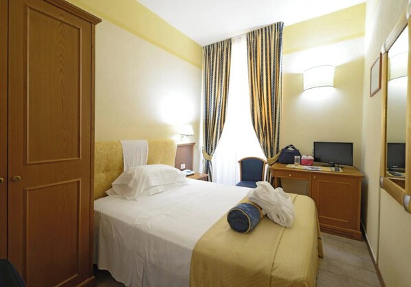1 bedroom, WiFi, bed sheets - Room 'Tripla 1' with Shared Garden, Wi-Fi and Air Conditioning (Bagni di Lucca)