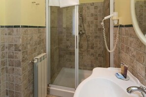 Een douche, een haardroger, handdoeken
