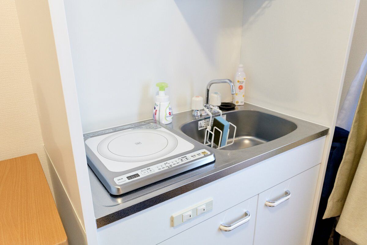 雪櫃、微波爐、電熱水壺、廚房用具/餐具/器皿