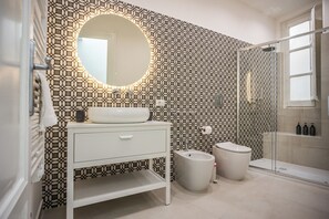 Shower, hair dryer, bidet, towels - Old Town bright and comfortable family apartment panoramic view (Palermo)