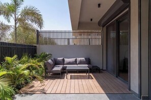 อพาร์ทเมนท์, วิวสวนหย่อม | บริเวณนั่งเล่น | ทีวีจอแบน