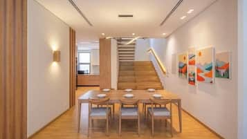 Huoneisto, näköala pihalle | Ruokailu omassa huoneessa