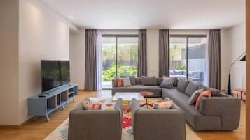 Huoneisto, näköala pihalle | Oleskelualue | Taulutelevisio