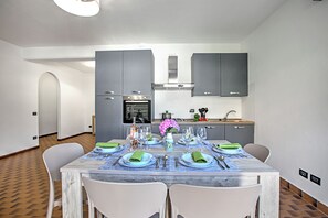 Appartement Familial, 2 chambres (Mark Apartment) | Cuisine privée | Réfrigérateur, four, plaque de cuisson, cafetière/bouilloire