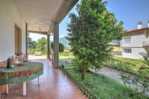 家庭公寓, 多间卧室 (Mark Apartment) | 室外用餐