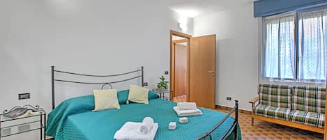 Family Apartment, Multiple Bedrooms (Diana & Mark family house)