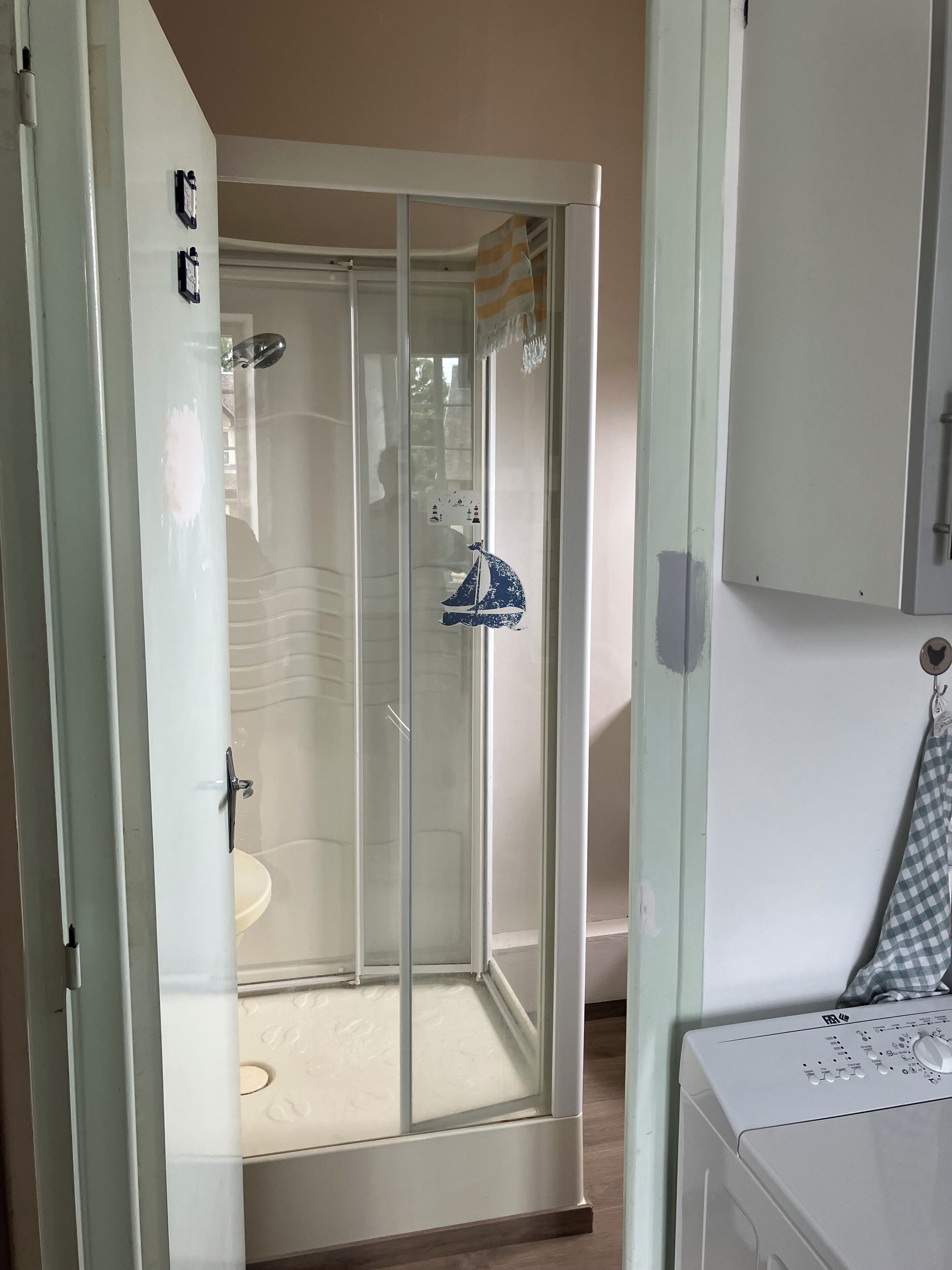 Douche, serviettes fournies, savon, shampoing