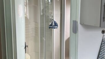 Douche, serviettes fournies, savon, shampoing