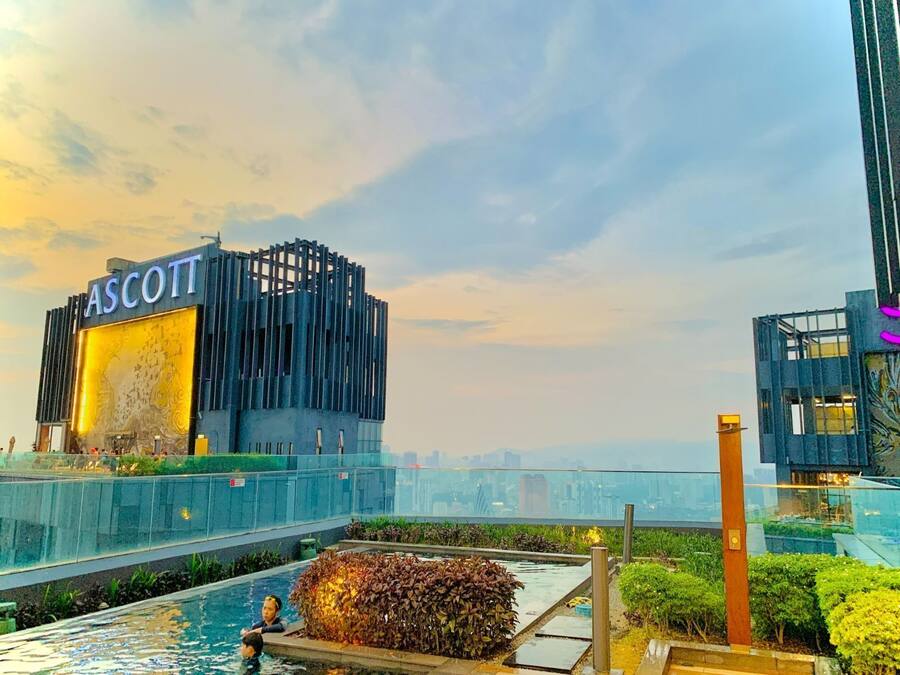 Um edifício moderno com o nome 'ASCOTT' em destaque.