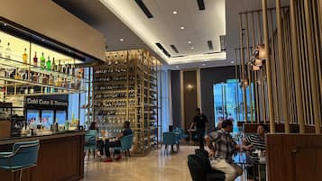 2 bars/lounges