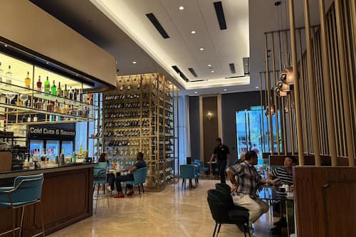 2 bars/lounges