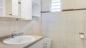 Serviettes fournies, savon, papier toilette