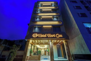 Front of property - Hotel Hari Om (Dwarka)
