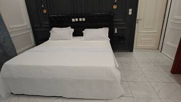 Habitación sénior doble | Escritorio, cortinas opacas, tabla de planchar con plancha y wifi gratis