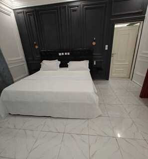 Senior Double Room | Desk, laptop workspace, blackout drapes, iron/ironing board