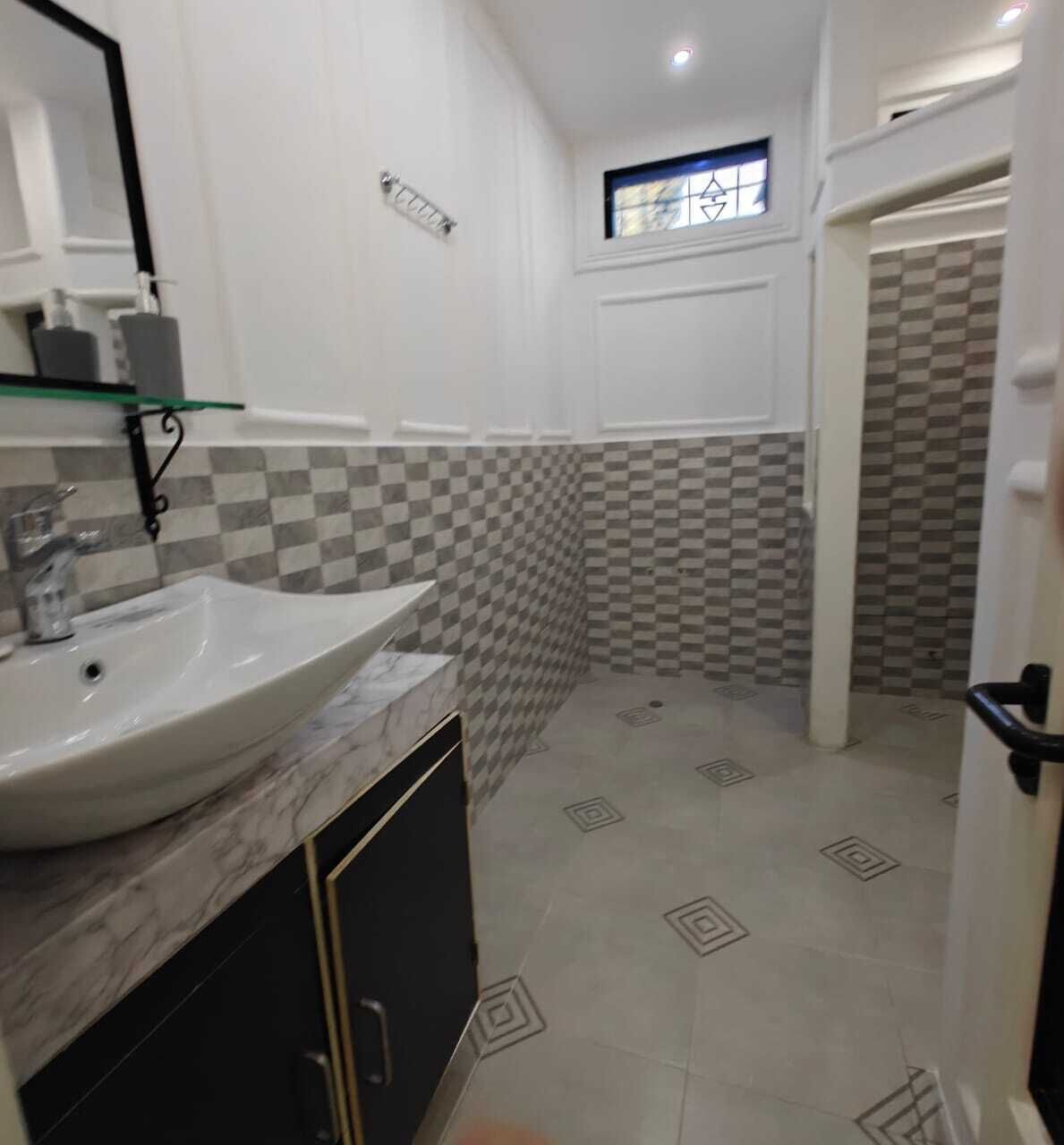 Quarto casal sênior | Banheiro | Banheira e chuveiro separados, chuveiro com efeito de chuva, chinelos 