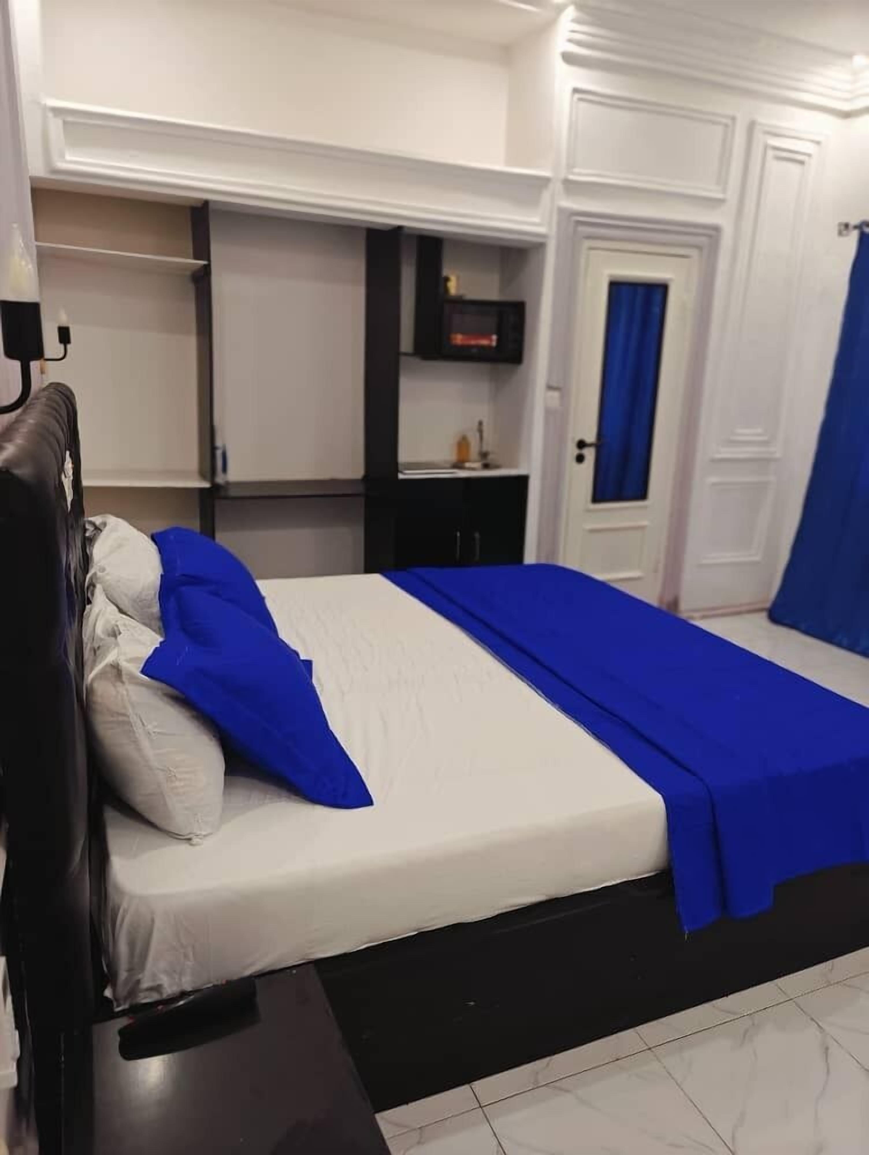 Junior Suite, Garden View | Premium bedding, minibar, desk, laptop workspace