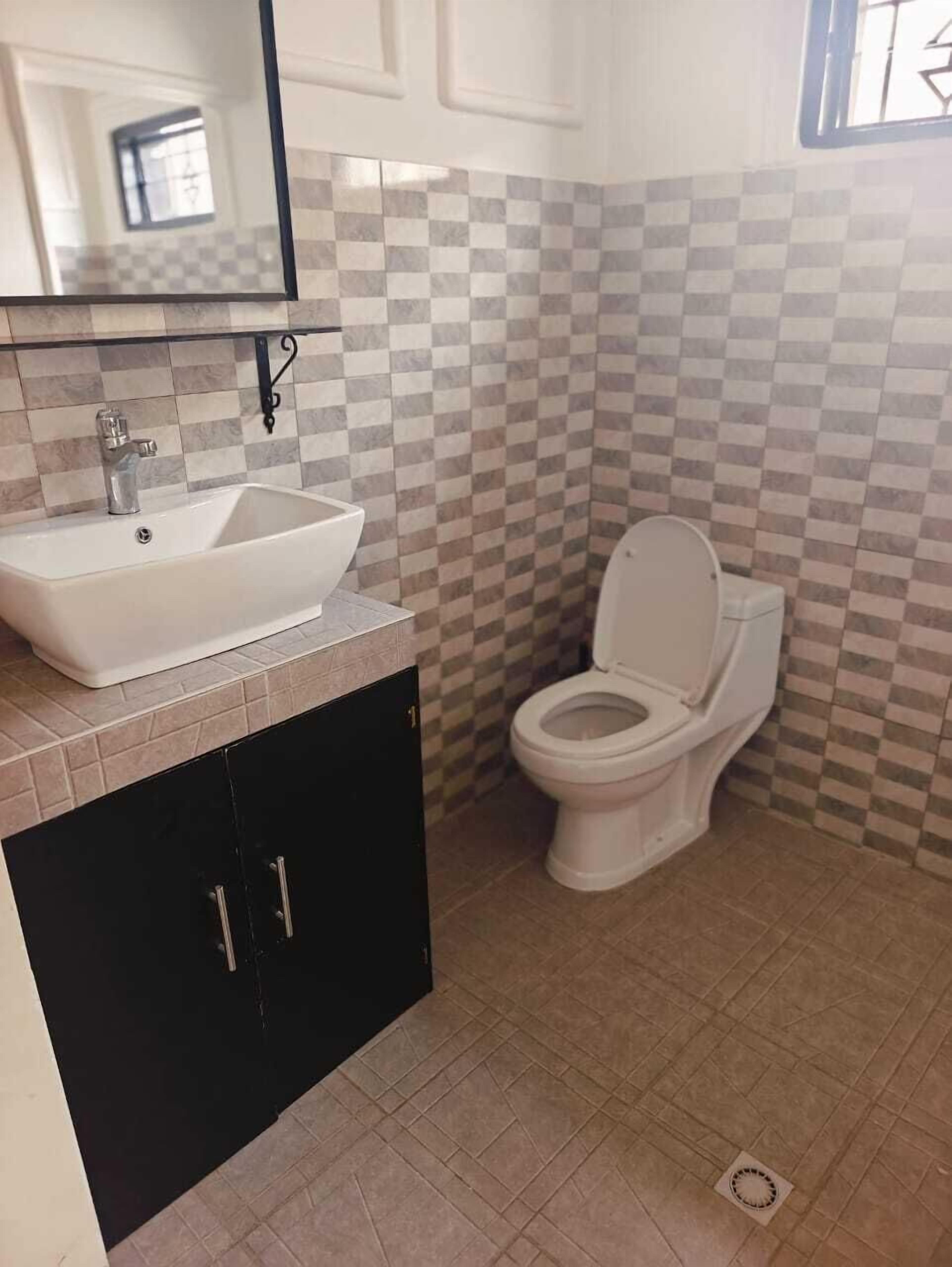 Romantisk suite | Bad | Separat badekar og dusj, regndusjhode, tøfler og håndklær