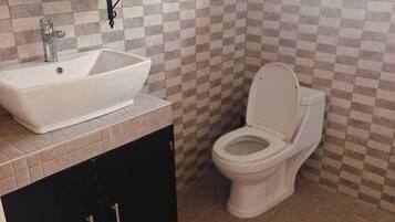 Romantisk suite | Bad | Separat badekar og dusj, regndusjhode, tøfler og håndklær