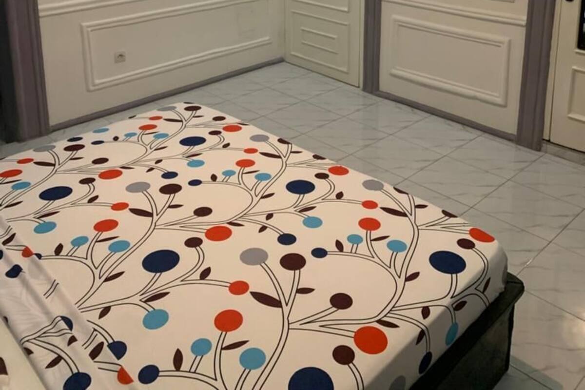أغطية فراش متميزة وميني بار ومكتب ومساحة عمل للكمبيوتر المحمول