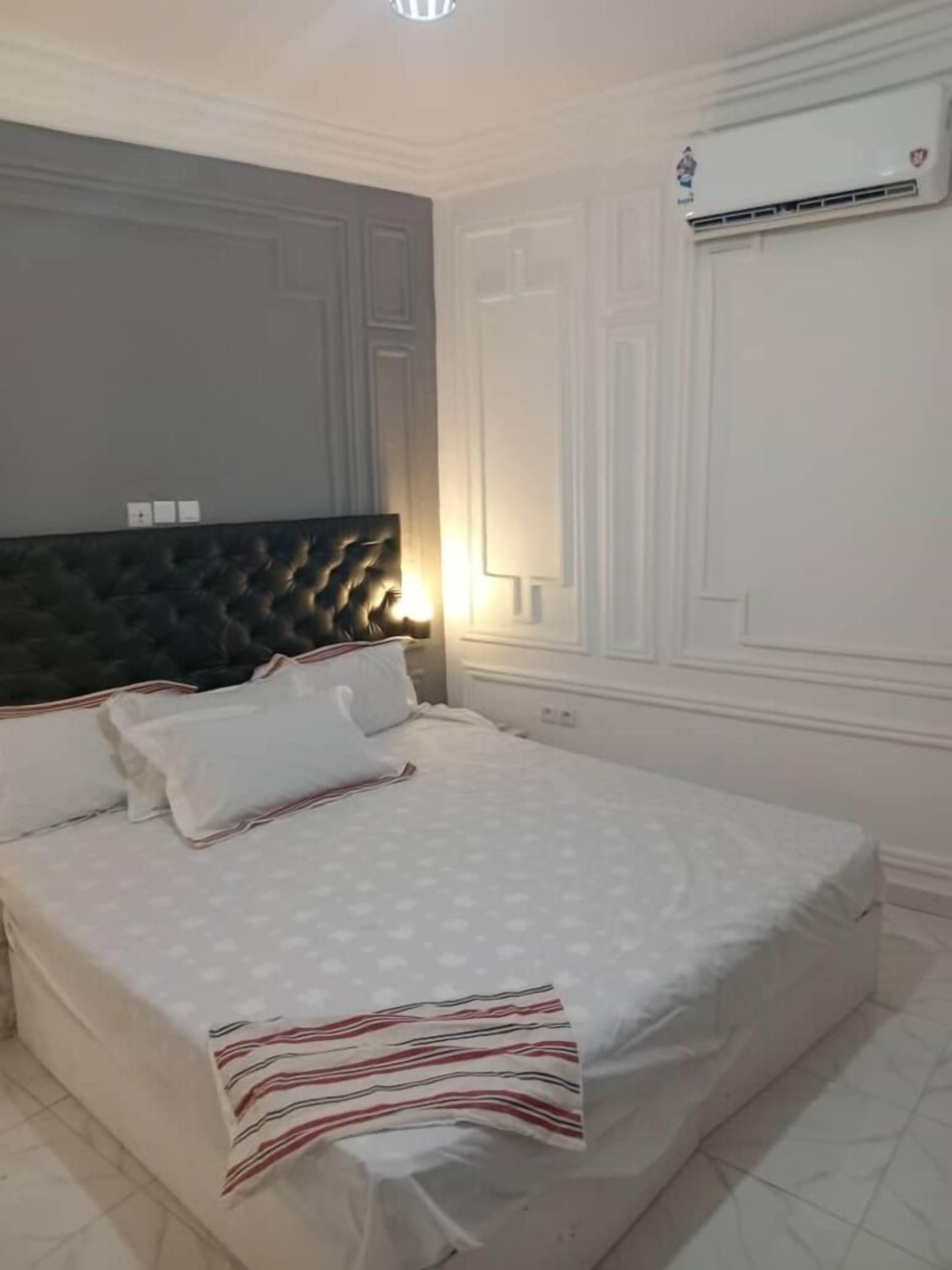 Bureau, espace de travail pour ordinateur portable, rideaux occultants