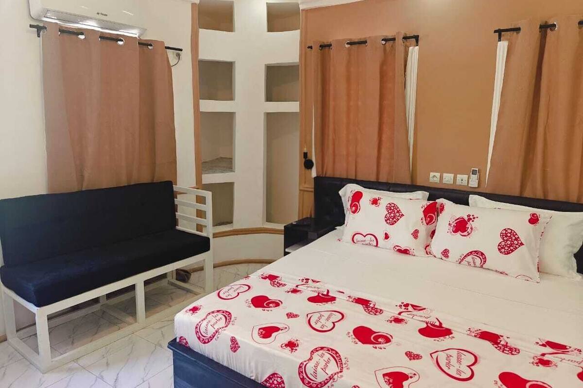 أغطية فراش متميزة وميني بار ومكتب ومساحة عمل للكمبيوتر المحمول