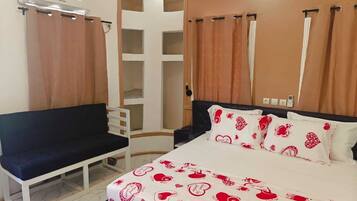 Romantisk suite | Skrivebord, skrivebord for bærbar PC og blendingsgardiner