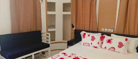 Suite romántica | Escritorio, espacio para trabajar con laptop y cortinas blackout