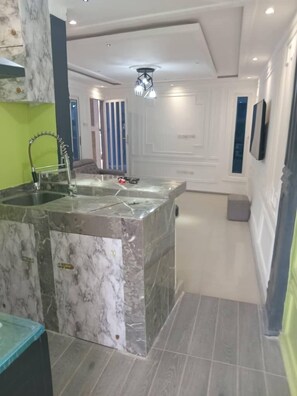 Suite Royale | Cuisine privée | Mini réfrigérateur, micro-ondes, lave-vaisselle
