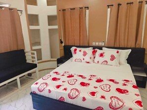 Suite Romantique | Bureau, espace de travail pour ordinateur portable, rideaux occultants
