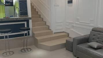 Suite Royal | Una scrivania, postazione laptop, tende oscuranti, ferro/asse da stiro