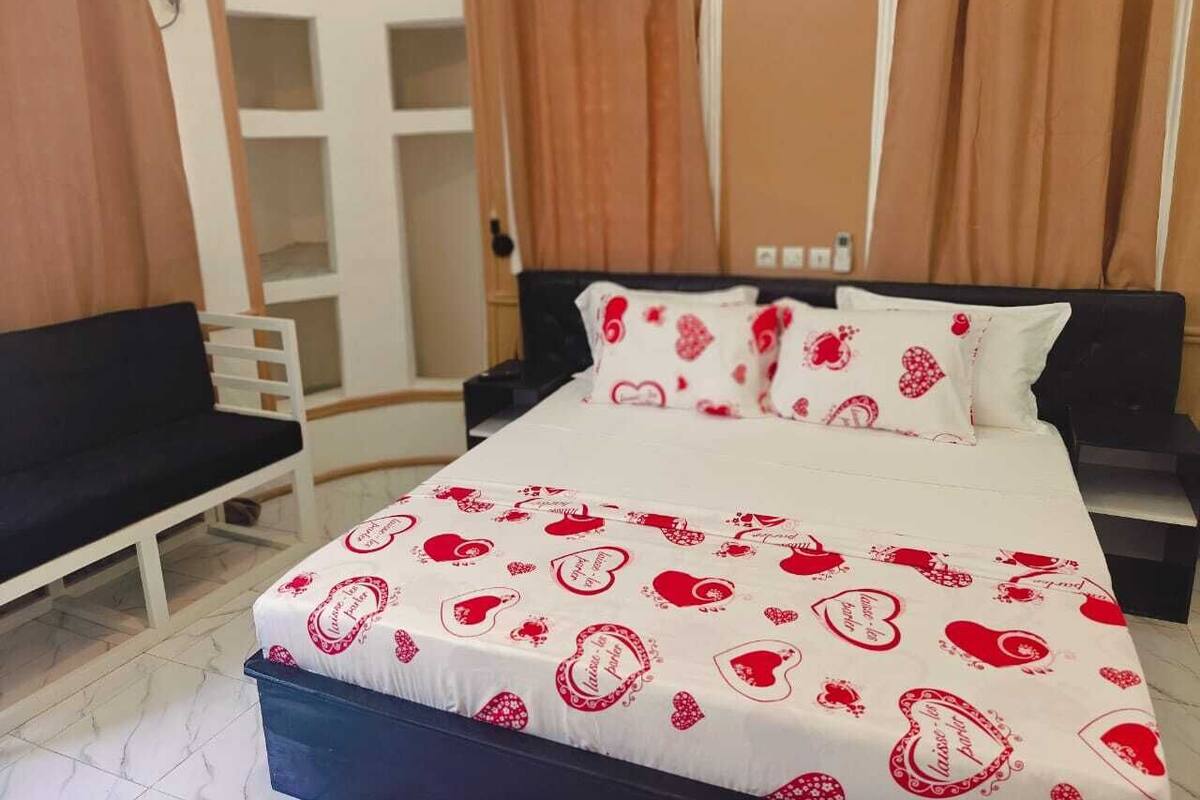 Desk, blackout drapes, iron/ironing board, free WiFi