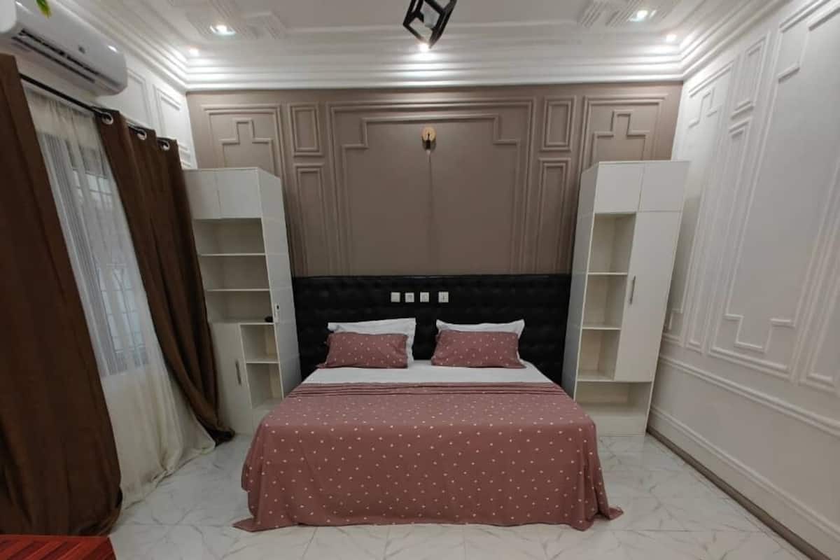 Escritorio, cortinas blackout y tabla de planchar con plancha