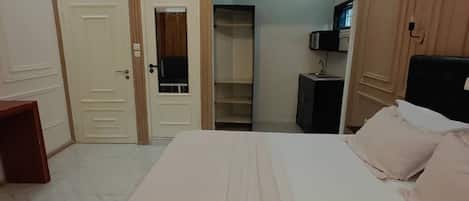 Habitación senior doble | Escritorio, cortinas blackout y tabla de planchar con plancha