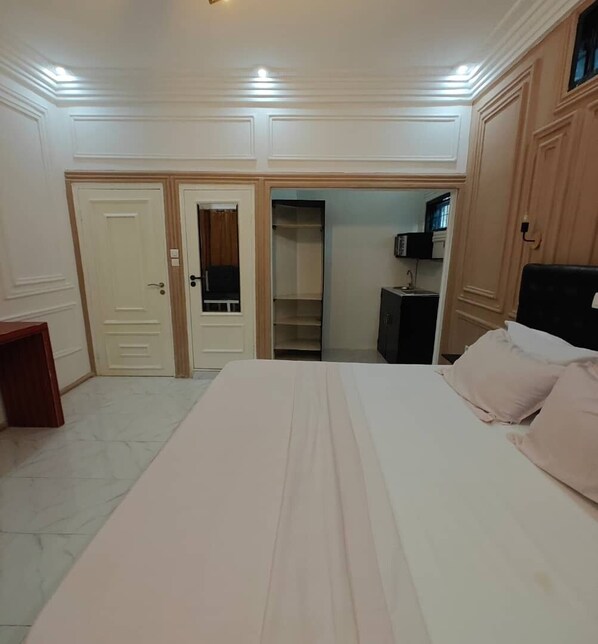 Senior Double Room | Desk, blackout curtains, iron/ironing board, free WiFi