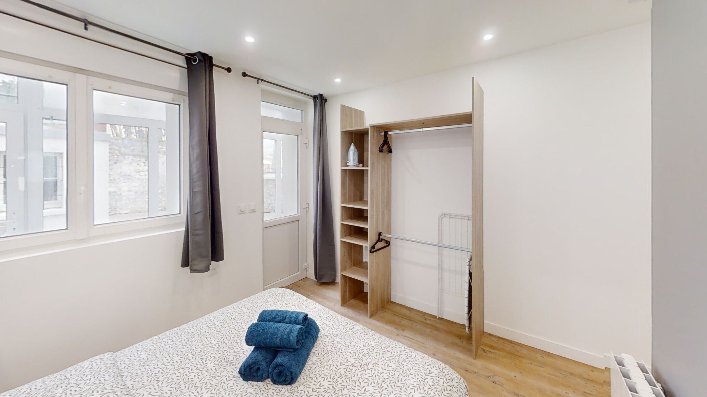 1 habitación, tabla de planchar con plancha, wifi y ropa de cama 