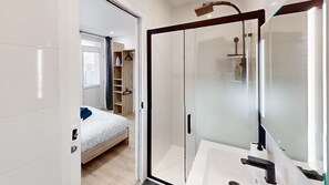 Shower, hair dryer, towels - Cosy Blue Lagoon Apartment Melun Riverside (Le Mée-sur-Seine)